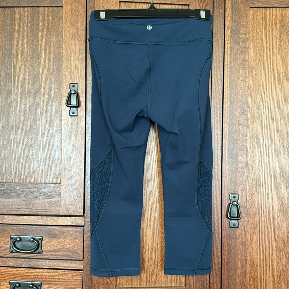 Lululemon Twist and Train Crop 19” - Picture 7 of 8